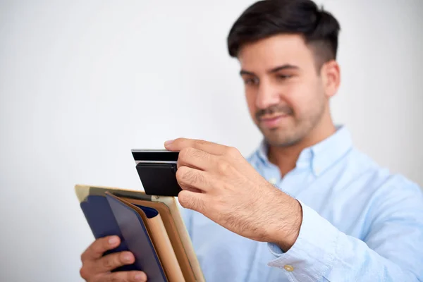 Joven Hombre Negocios Poniendo Información Tarjeta Crédito Tableta Aislado Sobre — Foto de Stock