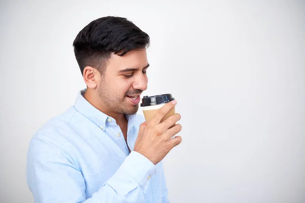 Beyaz Arka Plan Üzerinde Izole Tek Kullanımlık Fincan Kahve Içme — Stok fotoğraf