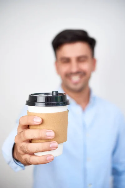 Primo Piano Uomo Che Tiene Delizioso Caffè Caldo Tazza Carta — Foto Stock