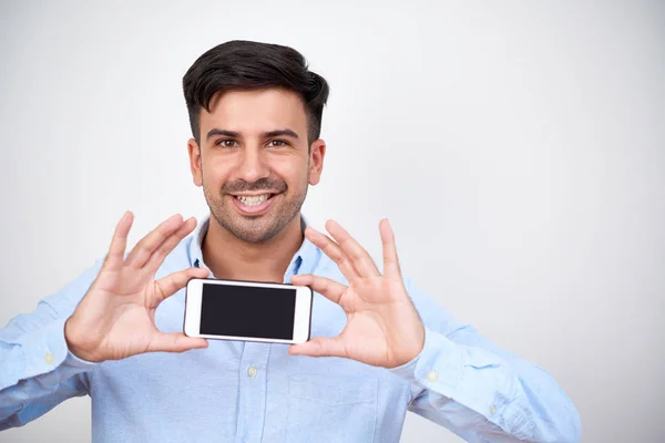 Giovane Fiducioso Mostrando Suo Smartphone Sorridente Mentre Piedi Sfondo Bianco — Foto Stock