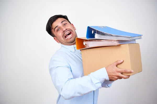 Retrato Homem Carregando Uma Caixa Papelão Pesado Com Pastas Isoladas — Fotografia de Stock