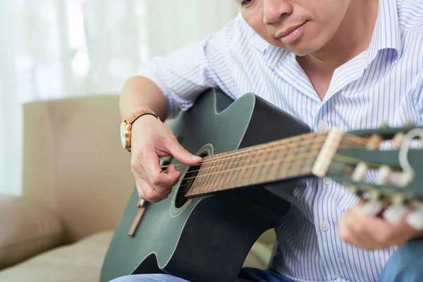 Περικομμένη Εικόνα Του Ανθρώπου Που Παίζει Κιθάρα Στο Σπίτι — Φωτογραφία Αρχείου