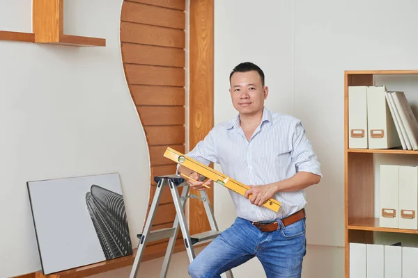 Pěkný Starší Vietnamské Carpenter Vodováhou Remodelaci Úřadu — Stock fotografie