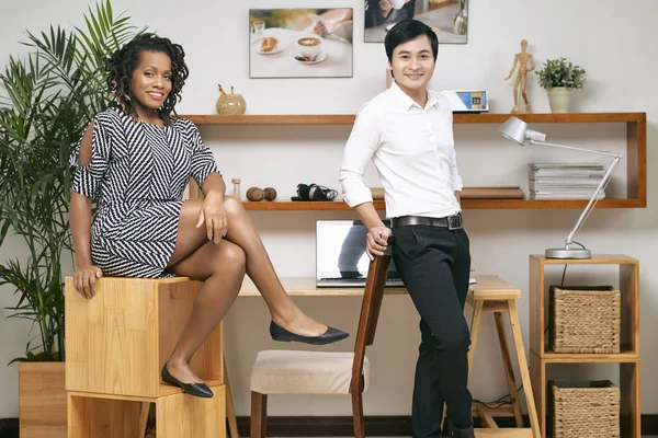 Retrato Jovens Empresários Bem Vestidos Sorrindo Posando Escritório Perto Local — Fotografia de Stock