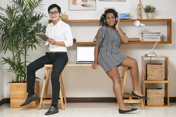 Porträt Eines Jungen Asiatischen Geschäftsmannes Der Auf Dem Tisch Sitzt — Stockfoto