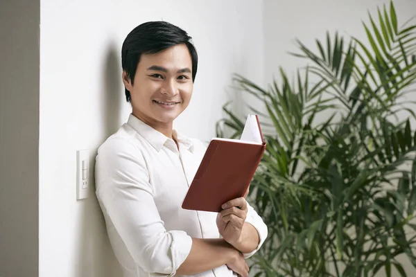 Portrait Jeune Homme Affaires Asiatique Debout Près Plante Verte Bureau — Photo