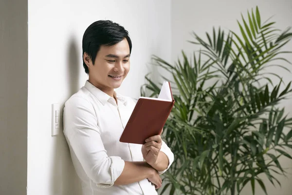 Lachende Aziatische Manager Permanent Met Geopende Kladblok Lezen Tekstboek — Stockfoto