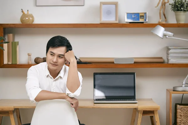 Jovem Gerente Asiático Sentado Cadeira Seu Local Trabalho Pensando Algo — Fotografia de Stock