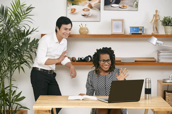 Zwei Büroangestellte Sitzen Arbeitsplatz Und Kommunizieren Online Auf Dem Laptop — Stockfoto