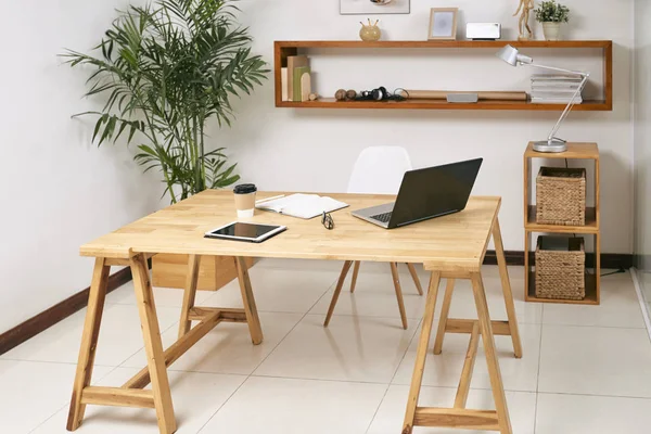 Empty Wooden Office Table Laptop Touchpad Notepad Green Plant Big — ストック写真