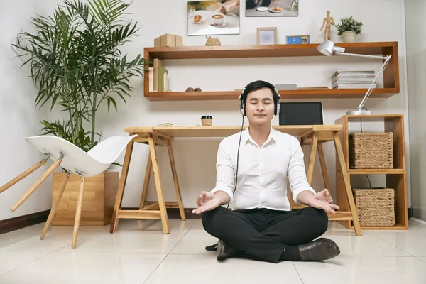 Müzik Meditasyon Molası Sırasında Office Giyen Kulaklık Onun Işyerinde Yakın — Stok fotoğraf