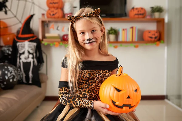 Gyönyörű Szőke Lány Visel Ruhát Gepárd Fejpánt Pózol Halloween Tököt — Stock Fotó