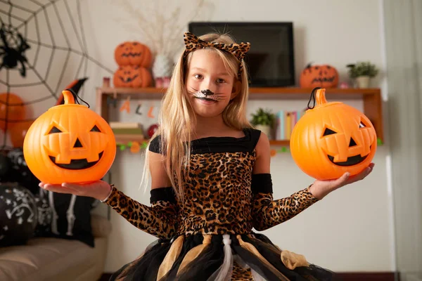 Portret Van Vrij Meisje Kaukasische Leopard Jurk Dragen Met Kat — Stockfoto