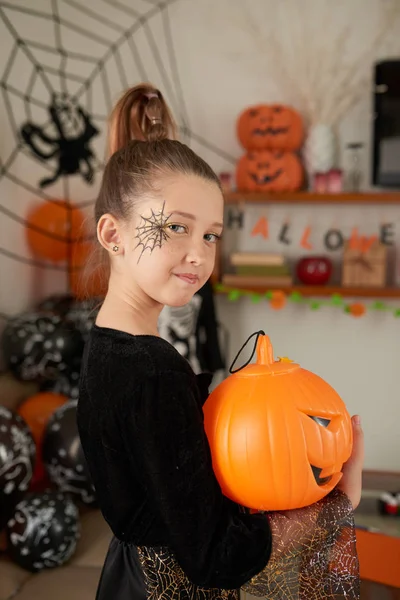 Aranyos Halloween Ruha Festett Pókháló Arcán Gazdaság Tök Lámpa Látszó — Stock Fotó
