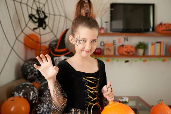 Taille Staand Van Slimme Kaukasische Meisje Met Halloween Gezicht Schilderen — Stockfoto