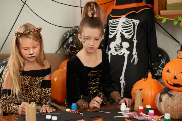 Meninas Bonitas Concentradas Belos Trajes Halloween Com Rosto Pintado Fazendo — Fotografia de Stock