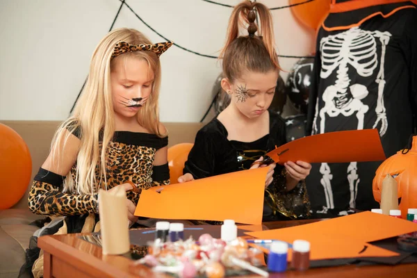 Koncentrált Csinos Kis Barátnője Gyönyörű Halloween Ruhák Kivágása Színes Papír — Stock Fotó