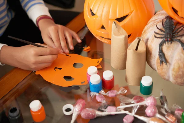 Vista Cerca Niño Irreconocible Sentado Mesa Con Calabazas Pintando Una — Foto de Stock