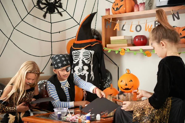 Grupp Små Kaukasiska Pojkar Och Flickor Halloween Kostymer Göra Diy — Stockfoto