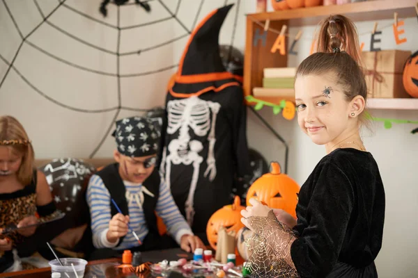 Portret Van Mooie Kaukasische Meisje Halloween Kostuum Met Make Glimlachend — Stockfoto