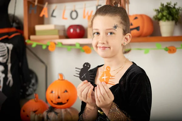 Portret Van Schattige Kaukasische Meisje Met Gezicht Schilderen Halloween Kleding — Stockfoto