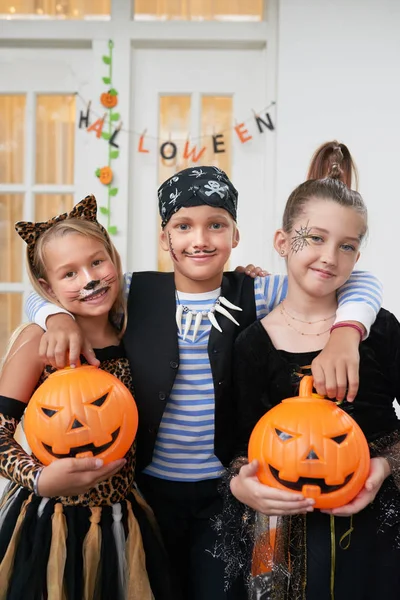 Portret Rasy Kaukaskiej Dzieci Chłodnym Halloween Kostiumy Malowane Ściany Trzymając — Zdjęcie stockowe