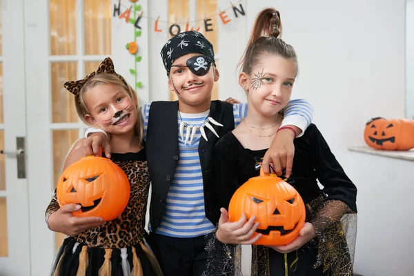 Portret Van Blanke Jongen Zijn Mooie Vriendinnen Mooie Halloween Kostuums — Stockfoto