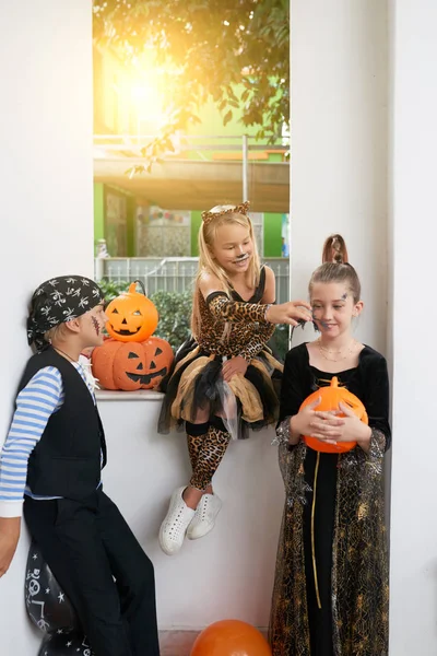 Grupo Niños Caucásicos Con Caras Pintadas Hermosos Disfraces Halloween Charlando — Foto de Stock