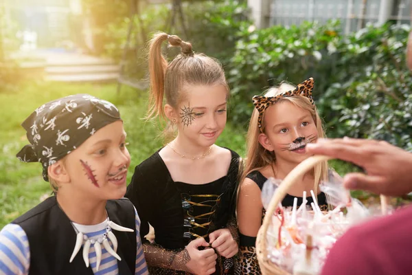 Groep Opgewonden Kaukasische Kinderen Halloween Kostuums Staan Buitenshuis Voor Onherkenbaar — Stockfoto