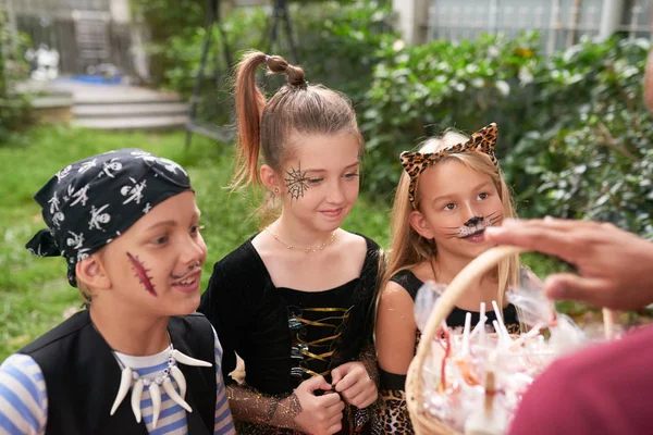 Groep Van Opgewonden Kaukasische Kinderen Halloween Kostuums Staande Tegenover Onherkenbaar — Stockfoto