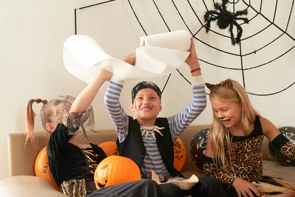 Lite Kaukasiska Barn Vackra Halloween Kostymer Leker Med Papper Och — Stockfoto