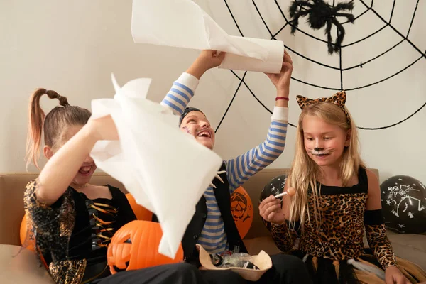 Groupe Enfants Caucasiens Dans Des Tenues Intelligentes Halloween Tromper Avec — Photo