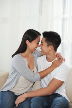 Sarılma ve birbirinize aşık güzel genç çift