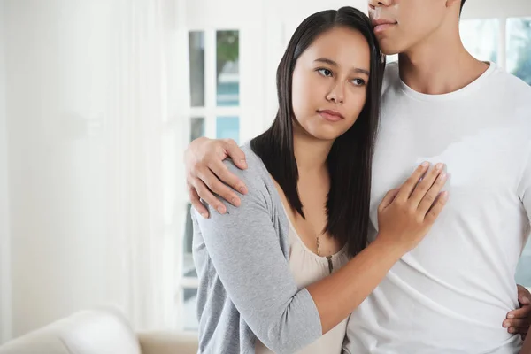 Mujer Joven Seria Profunda Pensamientos Abrazando Novio —  Fotos de Stock