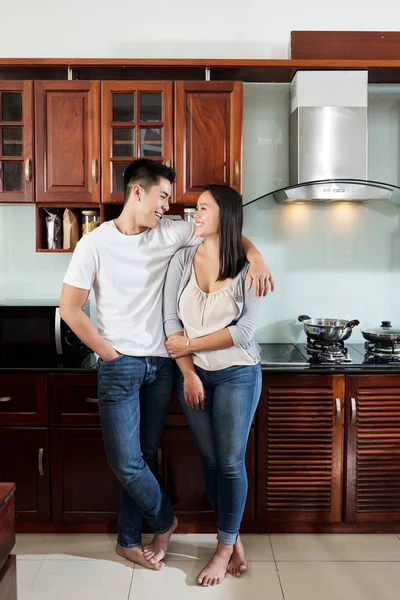 Felice Asiatico Fidanzato Fidanzata Abbracciare Guardando Altro Nuovo Appartamento — Foto Stock