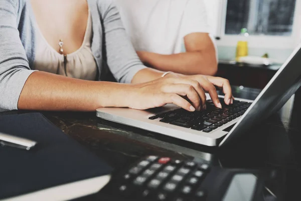 Eller Genç Kadının Yanına Oturan Kocası Ile Laptop Evde Çalışma — Stok fotoğraf