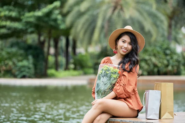 年轻的越南妇女的肖像与花束的花微笑在照相机 — 图库照片