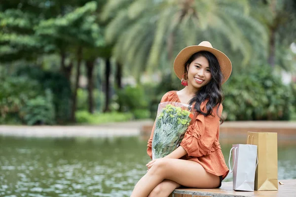 Porträt Einer Jungen Vietnamesin Mit Einem Blumenstrauß Der Die Kamera — Stockfoto