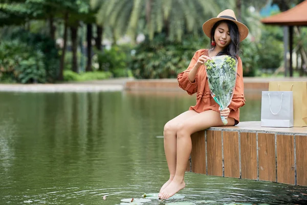 Linda Jovem Mulher Asiática Sentada Beira Lagoa Olhando Para Buquê — Fotografia de Stock