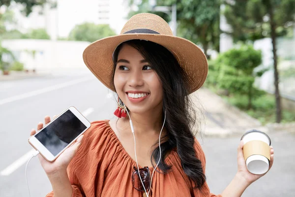Gelukkig Jonge Vrouw Met Smartphone Kopje Koffie Permanent Buitenshuis — Stockfoto