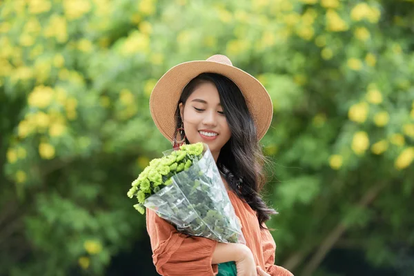 Lovely Привабливі Молодий Єтнамська Жінка Дивлячись Красиві Квіти Руках — стокове фото