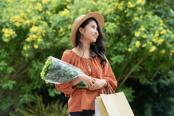 Jolie Jeune Femme Souriante Avec Bouquet Fleurs Debout Extérieur — Photo