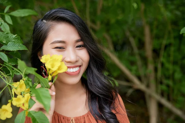 Rostro Atractiva Joven Alegre Posando Con Flores Amarillas — Foto de Stock