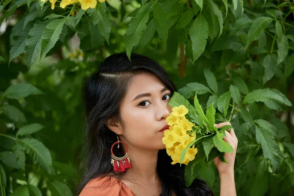 美丽的年轻越南妇女的画像摆姿势与盛开的花 — 图库照片