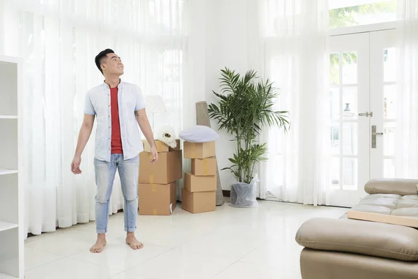 Joven Asiático Hombre Luz Blanca Habitación Nuevo Apartamento Mirando Alrededor —  Fotos de Stock