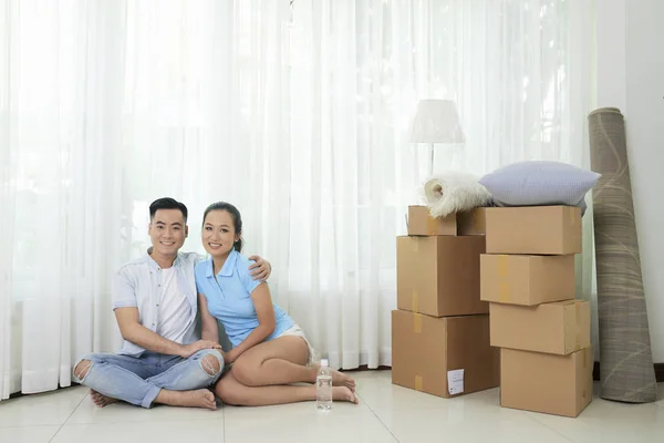 Young Asian Couple Embracing Floor New Spacious Flat Boxes Smiling — Stock Photo, Image