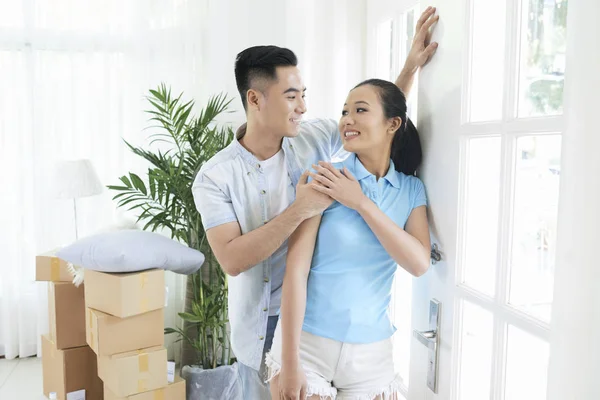 Alegre Moderno Ásia Casal Perto Janela Novo Apartamento Feliz Com — Fotografia de Stock