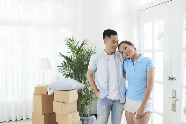 Emocionada Pareja Étnica Casual Pie Sala Luz Nuevo Apartamento Moviéndose — Foto de Stock