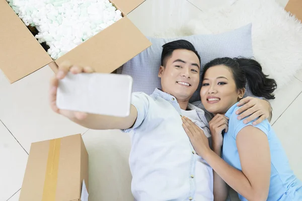 Jonge Romantische Aziatische Paar Nemen Selfie Liggend Vloer Nieuw Appartement — Stockfoto