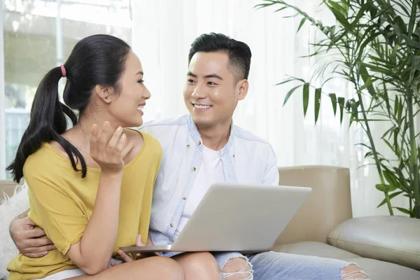 Mooie Casual Etnische Paar Zittend Bank Met Laptop Tijd Thuis — Stockfoto